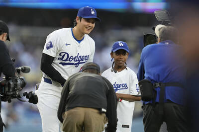 MLB》超暖！大谷翔平愛妻婉拒道奇邀約 讓病童開球有暖心原因