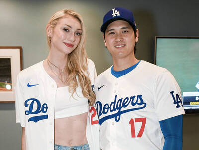 MLB》柯瑞「乾妹妹」為道奇開球 大谷特別指導、兩人身高引熱議