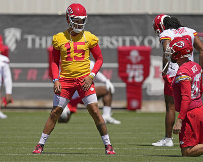 NFL》用美式足球投蝴蝶球？ 酋長天才四分衛投球姿勢竟似日本神獸