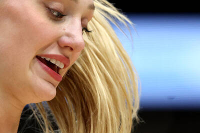 WNBA》柯瑞乾妹妹倒了！ 火花大物布琳克膝傷提前退場