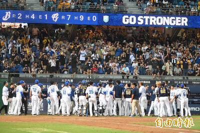 中職》戴培峰連被3顆頭部近身球招呼！張育成首次在中職參與板凳清空