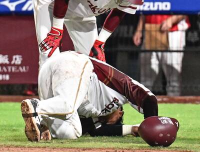 中職》罕見衝本壘撞到主審 樂天5局就出現2傷兵