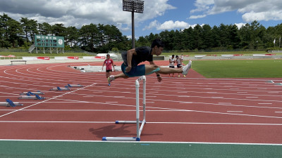 田徑》「台灣欄神」陳奎儒自費到日本比賽 抱回110公尺跨欄銀牌