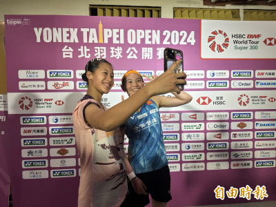 台北賽》惺惺相惜！無懼滿場加油聲逆轉戴資穎 瓦達妮賽後與小戴自拍