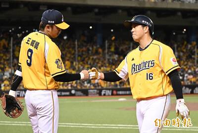 中職》代替已逝父親王光輝致上謝意！ 王威晨還有話對周思齊說