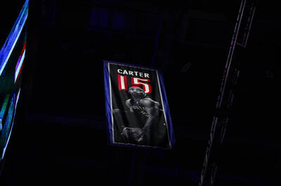 NBA》暴龍隊史首件退休球衣！ 傳奇飛人卡特淚灑球場