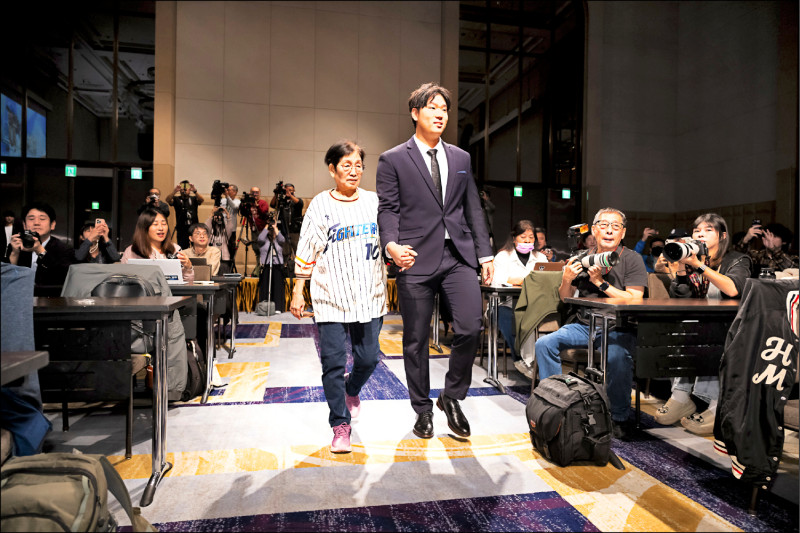 古林阿嬤穿100號長壽哏 新庄邀主場觀戰