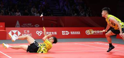 羽球年終賽》當日最佳好球！李洋「躺在地上打」驚人神技 BWF讚：難以置信