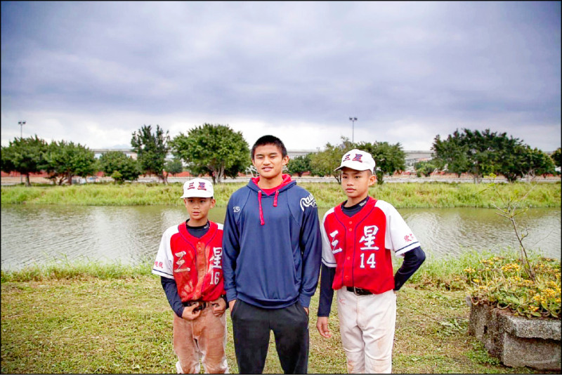 岳東華專訪》大哥成台灣英雄 全家沾光