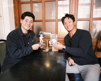 中職》和日本隊國手在台灣相聚！ 高國輝驚喜送上絕版禮物