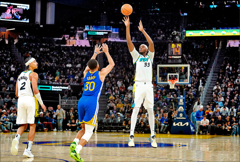 萌神跌落神壇 勇士被踢傷