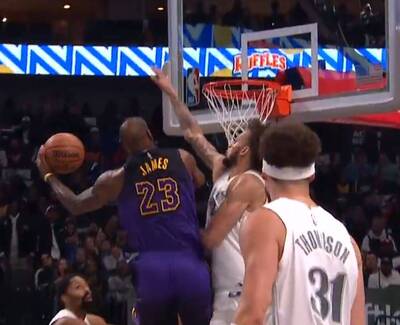 NBA》這40歲？「詹皇」大秀風車灌籃、觀眾跟主播都瘋了（影音）