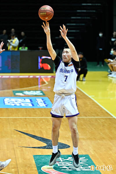 HBL》超扯！蔡學墉「二樓投籃」影片爆紅 今率南湖打下8強首勝（影音）