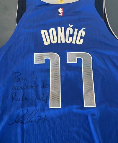 NBA》東契奇獨行俠球衣成絕版品！納達爾學院：湖人可以給我們新的嗎？