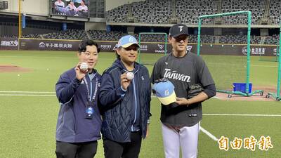 經典賽》王建民魅力無法擋 樂天巨人前投手學中文要簽名