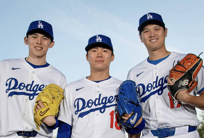 MLB》大谷翔平俏皮模仿「龍捲風投法」 還與山本、朗希豪華合影