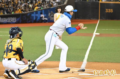 台日賽》全副武裝當開球捕手 平野看新庄徒手接球：嚇死！