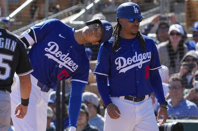 MLB》頭都歪到90度了！慶祝儀式意外「揮空」 大谷翔平尷尬苦笑