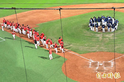 中職》曾峻岳燈光秀下登板！富邦悍將熱身賽持續不敗（影音）