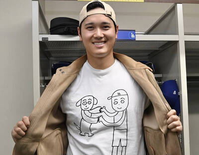 MLB》靈魂畫師是你？大谷翔平秀與愛犬的特製T恤 日網友們笑翻
