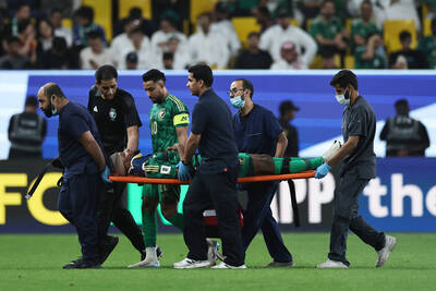 世界盃資格賽》踢對方頭部！中國隊球員領紅牌 對手重傷被抬出場