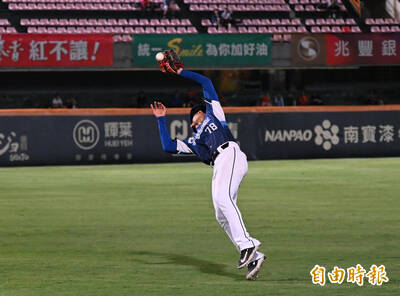 中職》慘！富邦悍將內野狂漏接 三壘手寫球團不名譽紀錄