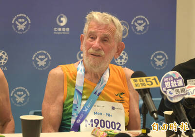 世壯運》昆凌90歲爺爺喊「高雄NO.1」 自備明信片送粉絲