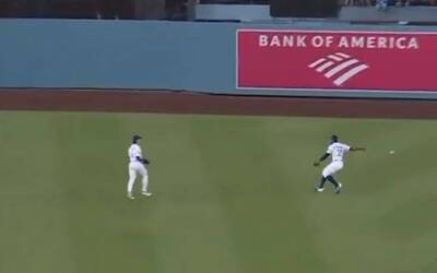 MLB》找不到球！扛中外野的金慧成守備瑕疵 讓道奇首局就失2分