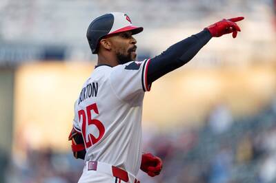 MLB》「黑鱒」飛撲美技還加碼479英尺超遠轟！率雙城退遊騎兵