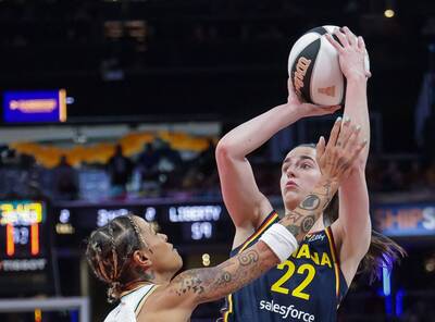 WNBA》狂！45秒內飆3顆「Logo Shot」 神射手克拉克強勢宣告回歸（影音）