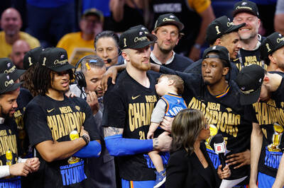 NBA》超可愛！ 雷霆哈爾特斯坦之子頒獎台上竟呼呼大睡（影音）