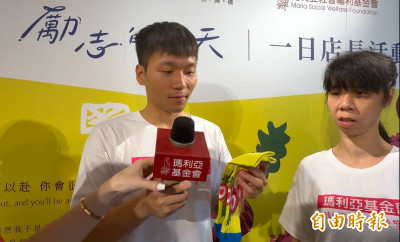 羽球》李洋被問部長人選臉尷尬 主持人秒搶麥克風封口