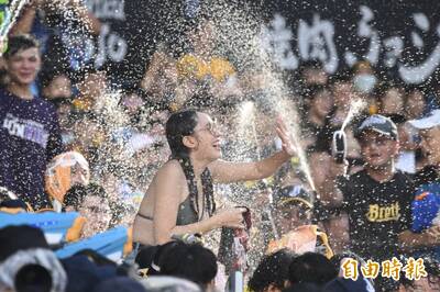 中職》涼水祭也為味全龍消暑 「兄弟殺手」直呼滿舒服的