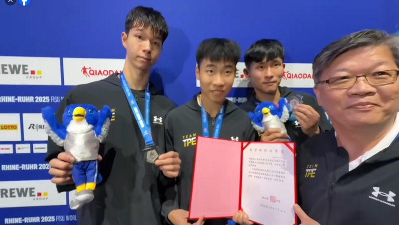 跆拳男團世大運奪銀 中國人員亂入「搶賀電」 體育署長譴責