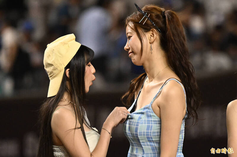 漏網鏡頭》慈妹拉開雅英胸前... 驚呼「喔～」、「哇！」