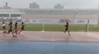 田徑場變「水上賽場」！ 雲林縣運大雨中比賽  家長：太扯了