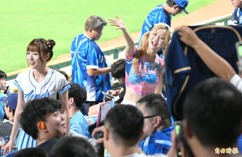 Fubon Angels mini首亮相!右外野熱情應援 球迷狂拍停不下來 Fubon Angels mini首亮相!右外野熱情應援 球迷狂拍停不下來