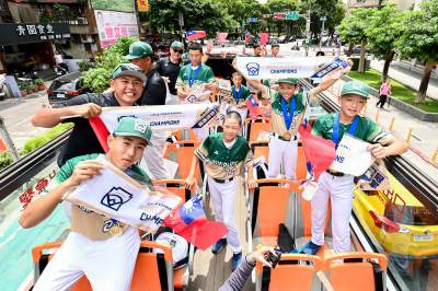 威廉波特少棒》東園少棒凱旋！冠軍遊行終點站會師林智勝引退賽