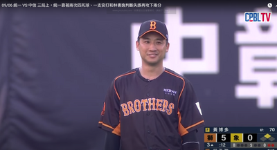 中職》兄弟外野手林書逸失誤後呆在原地尬笑！ 球迷怒罵：該離開職棒了