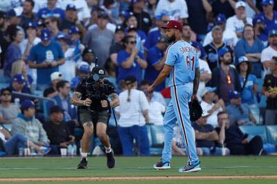 MLB季後賽》關鍵三振卻不舉！費城人明星左投：主審賽後跟我道歉