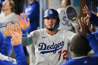 MLB季後賽》曾創不敗神話！道奇游擊手香檳噴一半 震撼宣布明年引退