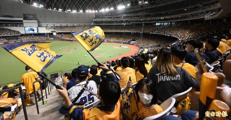 台灣大賽首戰爆衝突！猿迷PO影片控象迷輸球朝人潑啤酒