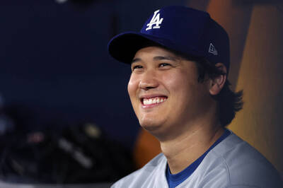 世界大賽》大谷翔平賽前就遭藍鳥球迷噓聲伺候 仍面露微笑出場 世界大賽》大谷翔平賽前就遭藍鳥球迷噓聲伺候 仍面露微笑出場