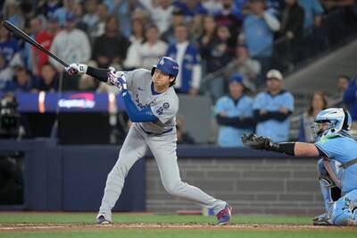 世界大賽》換投沒用！大谷翔平超神怪力「撈」出炸牆安 藍鳥左投看傻