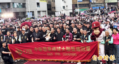 中職》樂天桃猿封王遊行 球迷嗨翻、齊聚桃市府前廣場同慶總冠軍
