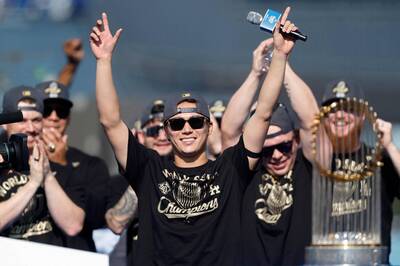 世界大賽》道奇封王遊行歡慶！ 山本由伸秀英語 球迷嗨翻