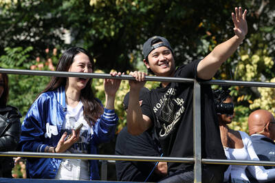 MLB》球迷舉標語「大谷娶我媽媽」讓大谷翔平和真美子都笑翻