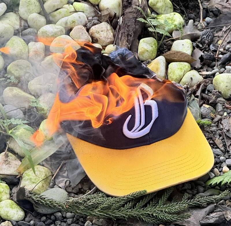 棒球》「上海兄弟」隊徽風波掀熱議 象迷怒燒球帽： 中國是敵國