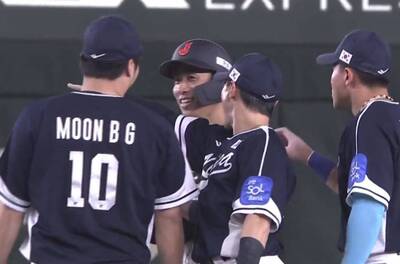 日韓交流賽》日韓選手竟當場開聊！飛球直擊東蛋天花板的罕見場面