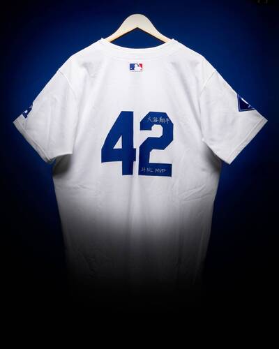 MLB》種族藩籬與傳奇成就相輝映 大谷翔平「42號」球衣天價結標
